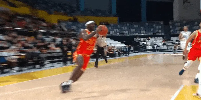 星空体育app-桑普森接赵嘉仁传球，起三步隔扣李安打成二加一