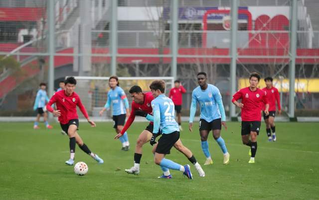 星空体育app官方下载-毛伟杰合同剩1年 与冯劲竞争主力 大连首胜在三镇？卡迪斯标王